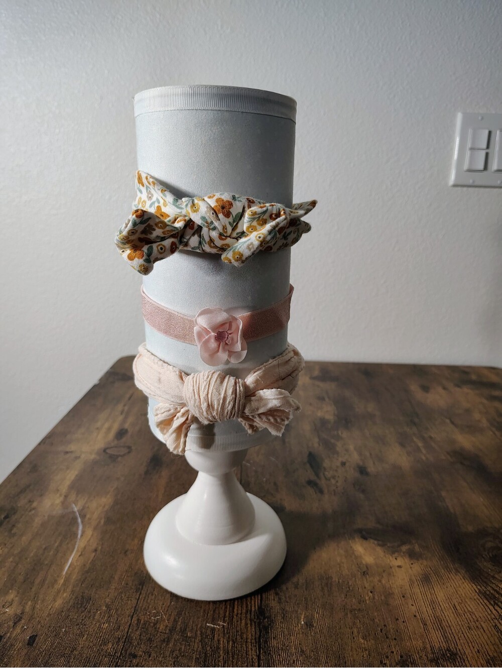Baby Headband Holder Display Stand White Pedestal Tower Organizer with 3 Bows